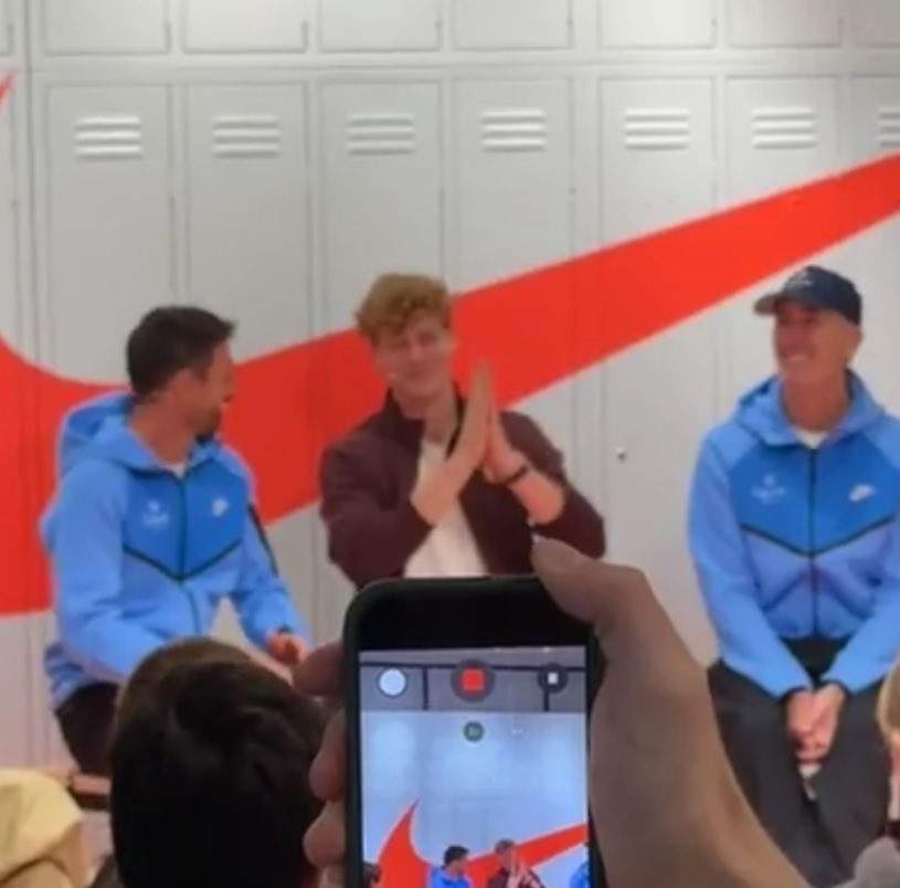 🎙️: Do you have rituals? 

Vagno: “Last week I wasn’t with them, we heard e/o after &amp; we sent the same text for 2 weeks”

🦊: “We never replied to him, only the 🙏 emoji”

🎙️: Do you share other emojis?

Vagno: 🫡

🦊: “Yes, sometimes he says bravo Jan and I go ‘🫡 Thanks boss’”