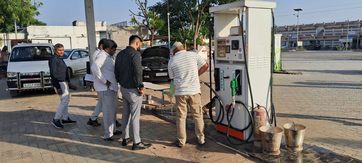 આજ રોજ રાણપુર ખાતે પેટ્રોલ પંપની ચકાસણી કરી. <a href="/CMOGuj/">CMO Gujarat</a> <a href="/Collectorbotad/">Collector & DM Botad</a> <a href="/InfoBotadGoG/">Info Botad GoG</a> <a href="/InfoGujarat/">Gujarat Information</a>