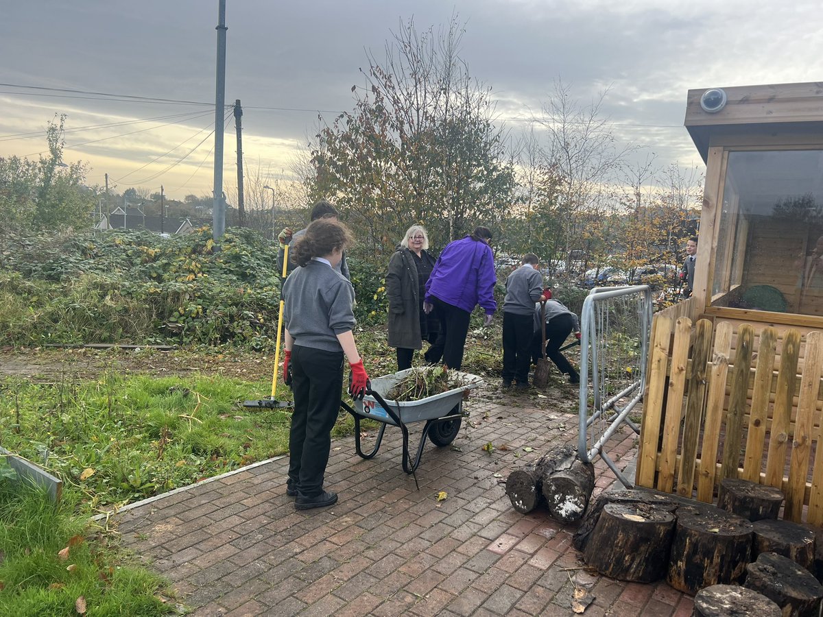 CCYD_SS's tweet photo. Wednesday lunchtime Gardening club. Working hard to clear the brambles. Well done to you all 👏🏻👏🏻 we still have raspberries growing. https://t.co/8Umjvonptj