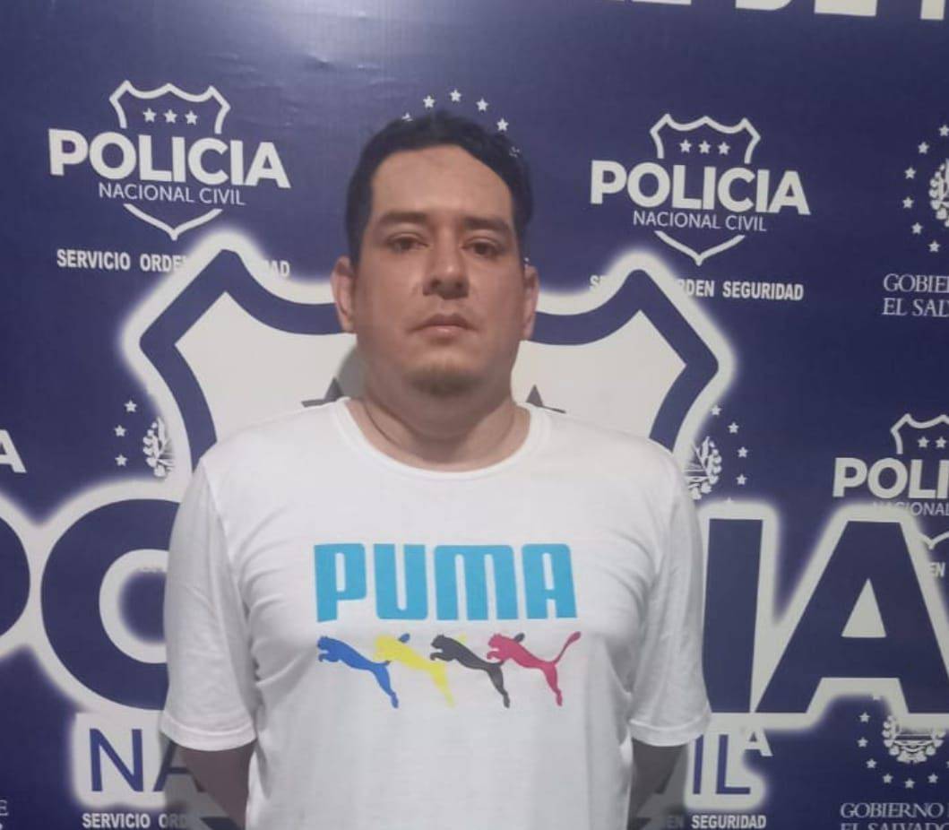 Acto 1: La PNC capturó a un contrabandista de oriente del país.

Acto 2: Les informan que es marido de una alcaldesa de la Clica Cyan.

Acto 3: Por órdenes superiores bajan la foto de la captura, para que no sepan es marido de la alcaldesa

Cómo se llama la obra 🤔