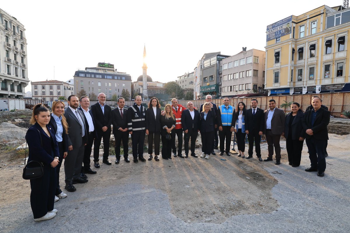 İstanbul'umuz için hep birlikte, hız kesmeden çalışıyoruz.

Karaköy Çok Katlı Otoparkı'nın zemin altı otopark ve meydan düzenlemesi çalışmalarını Beyoğlu Belediye Başkan Vekilimiz Sefer Karaahmetoğlu ile birlikte inceledik.

Kentimizin her köşesinde vatandaşlarımızın yaşamını