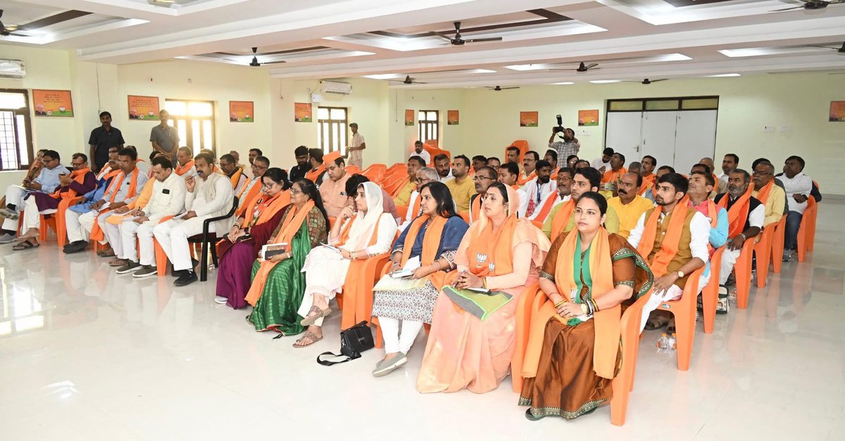 आज मोतिहारी स्थित भारतीय जनता पार्टी के कार्यालय में आयोजित प्रवासी लोकसभा एवं विधानसभा प्रभारियों की बैठक में आदरणीय राष्ट्रीय महामंत्री संगठन श्री बी.एल संतोष जी का मार्गदर्शन प्राप्त हुआ।
बैठक में आगामी विधानसभा चुनाव को ध्यान में रखते हुए संगठनात्मक दिशा निर्देश प्राप्त हुए.