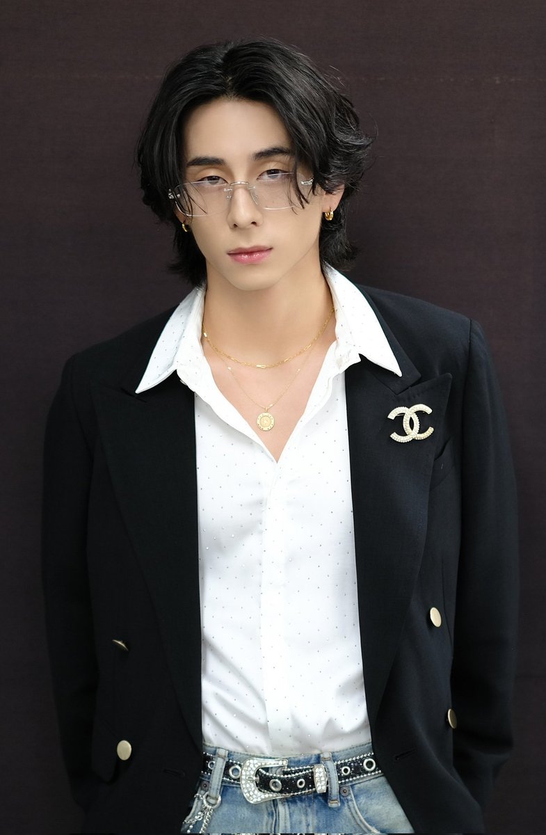 今上沼恵美子大先生と一緒にバズってる使いのカラスみたいな男（西洸人