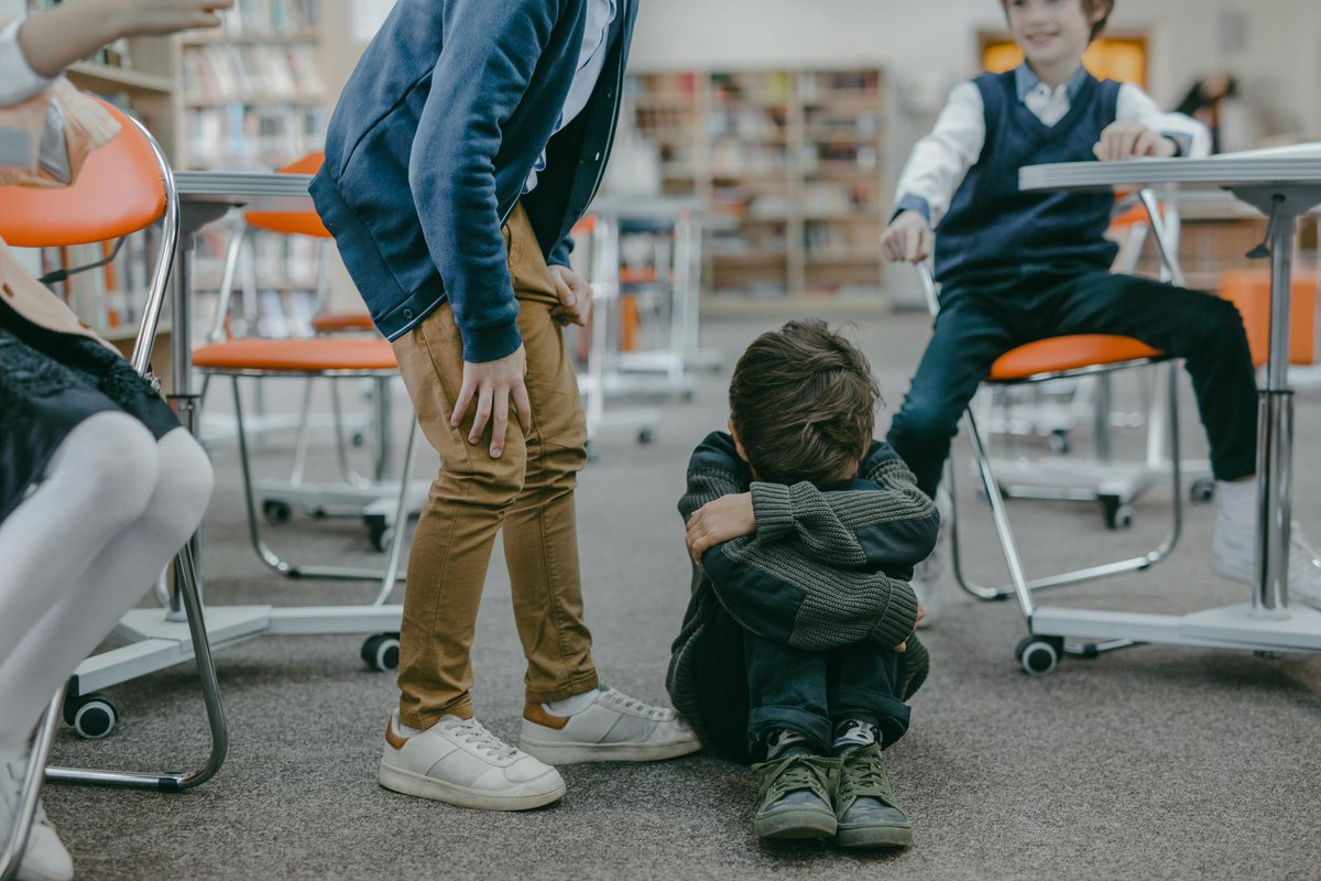 No es “cosa de niños”. Un aula donde se insulta, se excluye o se humilla, deja de ser un lugar de aprendizaje. El acoso no siempre grita. A veces se esconde en miradas, en risas, en un móvil que no para de vibrar y detrás de cada silencio puede haber un grito que nadie escucha.