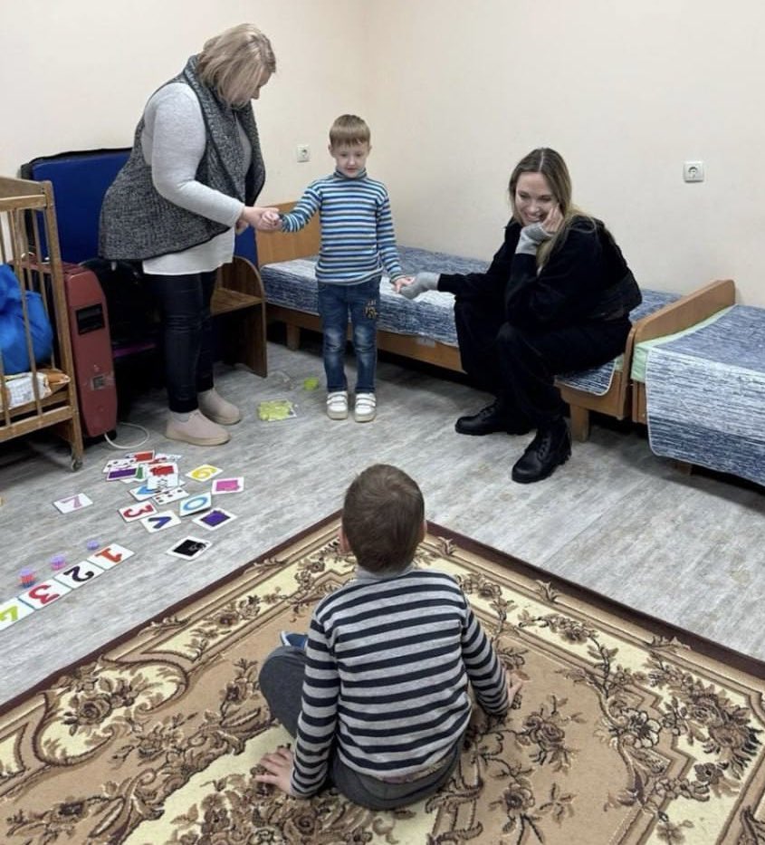 Il sorriso di Angelina Jolie davanti ai bambini di Kherson, città dell’Ucraina dove ogni giorno i droni russi fanno il safari umano a caccia di civili. Una risposta semplice ma straordinaria a tanti artisti e intellettuali italiani che si prestano alla propaganda di Putin.