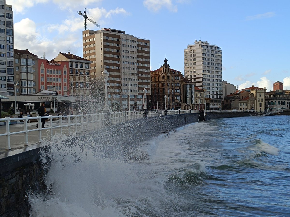 Townendpeter's tweet photo. La playa de San Lorenzo de Gijón, Asturias, jueves, 6 de noviembre, 2025, 16:40h, 18⁰C @eltiempotpa @AEMET_Asturias @LaMeteoAstur @1967fct @tiempoasturias @tiempodejavimo @tiempobrasero @TurismoAsturias @GijonTurismo @aquilatierratve https://t.co/OJRI9LaKY5