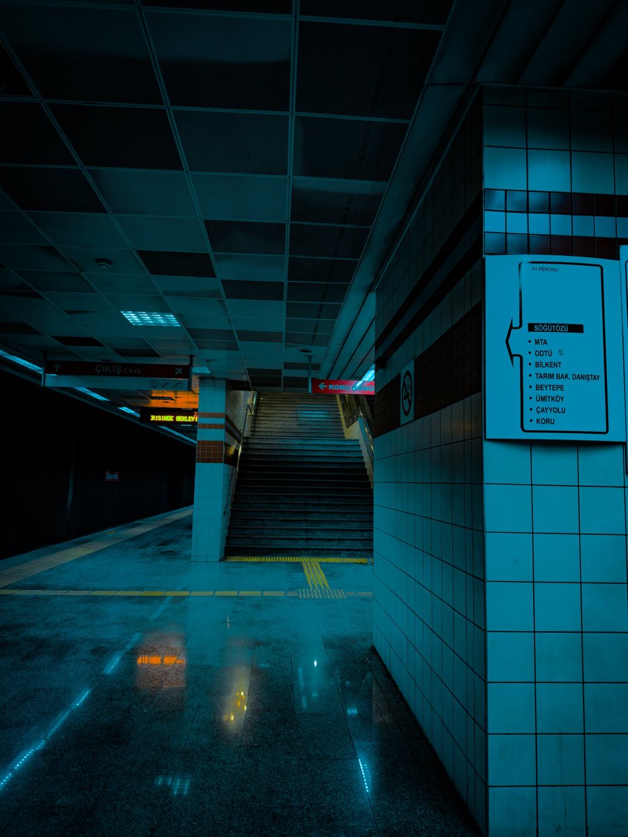 Ankara metrosunda distopik bir akşam manzarası.