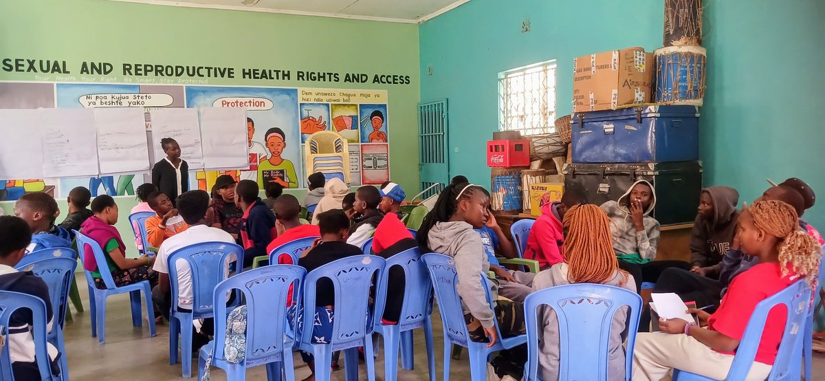 UnganoTena's tweet image. Turned holiday vibes into study wins today 🎯 Learned quick time-management + made timetables. Formed study squads (5 per group) — meeting Thurs @ 10AM.
Want our timetable template? 🔽 #HolidayHustle #StudyWithUs #WEFHoliday @otiezmilly