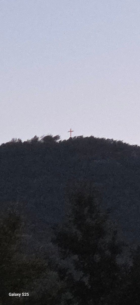 Ya en Medjugorje enfocando el Krizevac ( el monte de la Cruz) con mi potencial esposa en plan escéptica total