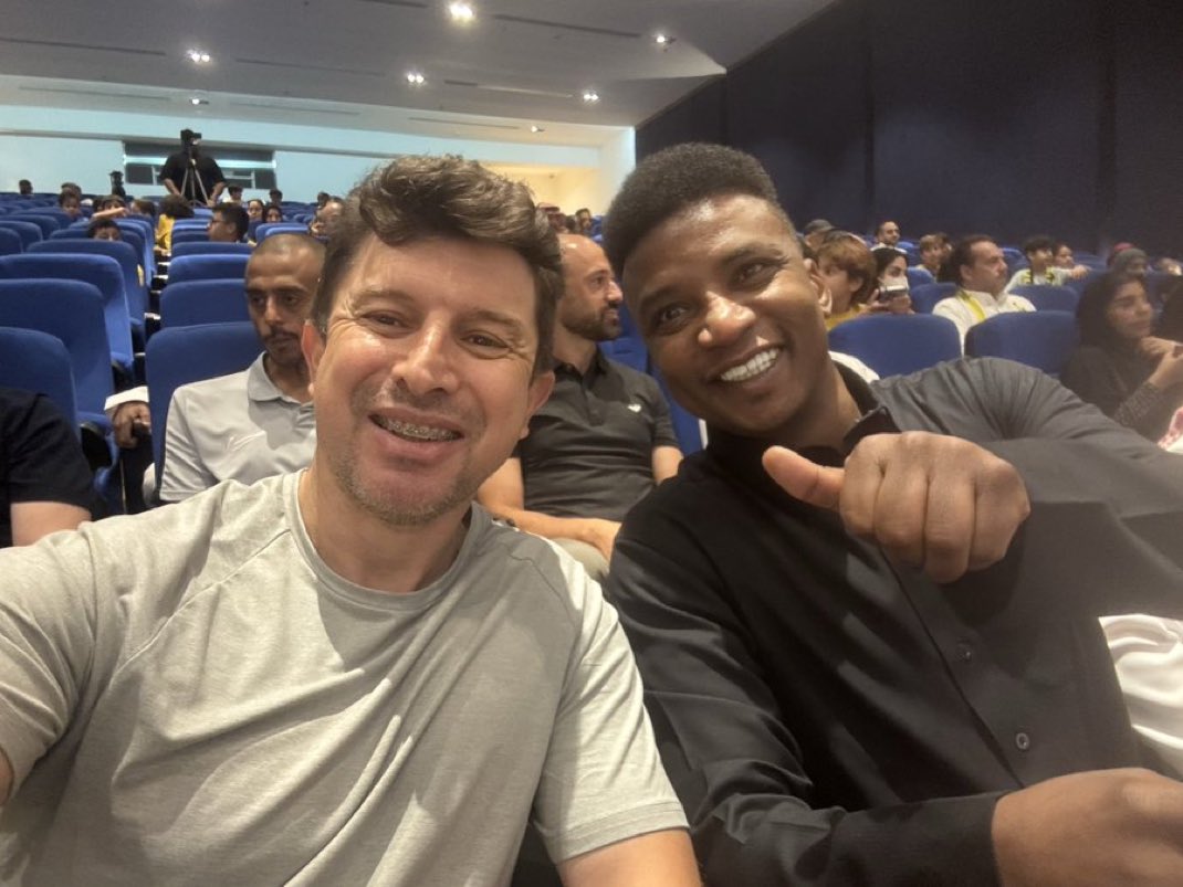 اسـطورتـين في صـورة 👑💛