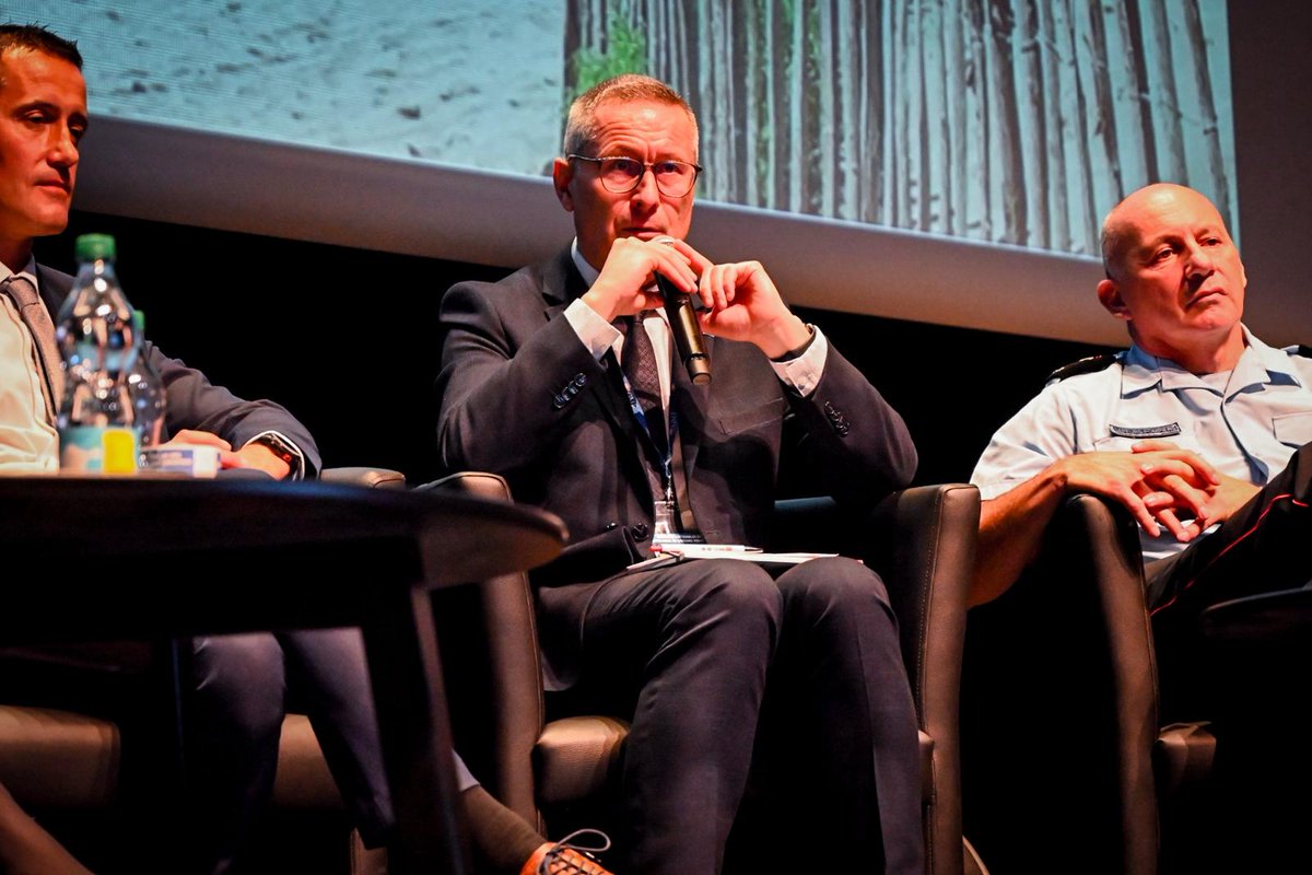 BoslandJP's tweet image. À @AgdeOfficiel pour les journées nationales des infirmiers des @pompiersfr organisées par @ANISPOfficiel. Le rôle des infirmiers de sapeurs-#pompiers doit être renforcé et reconnu pour rester un acteur majeur dans les situations para médicales opérationnelles, comme au service…