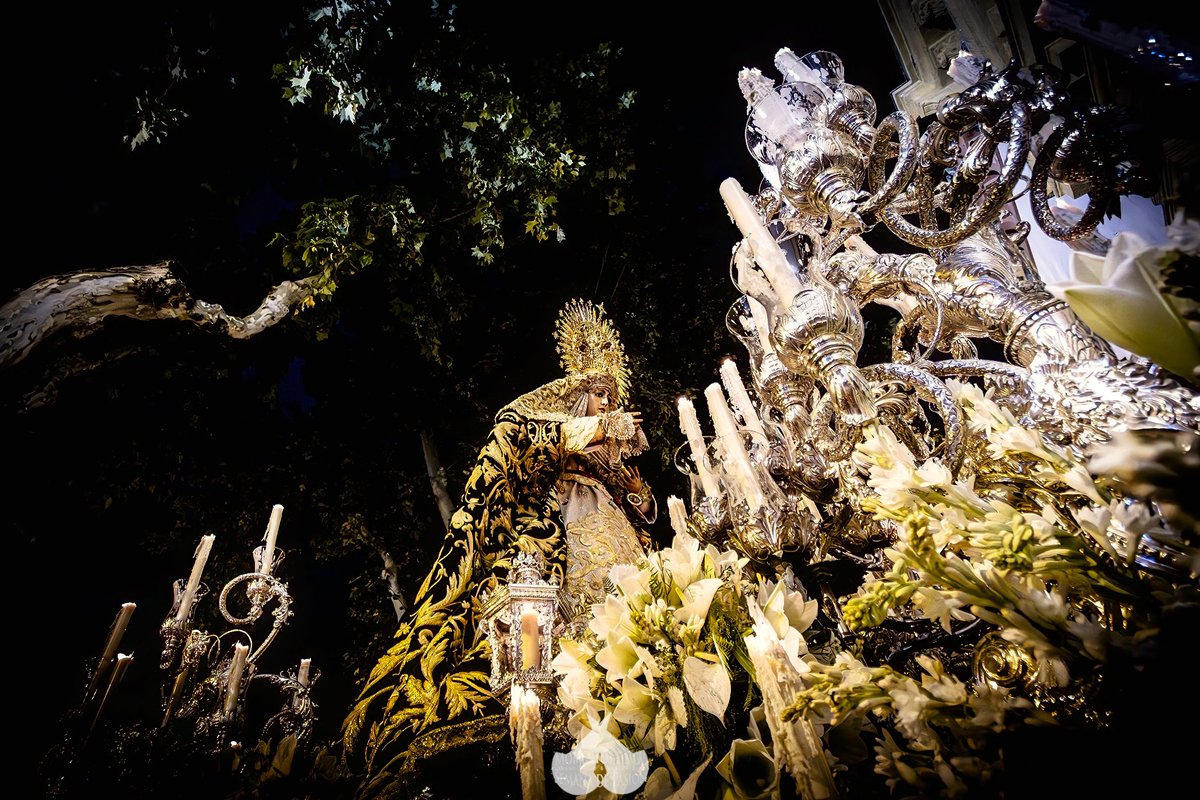 "...y a tus plantas, Señora
se arrodilla Triana..."

#75DogmaAsuncion #LaMisionDeLaEsperanza #EsperanzaDeTriana #Sevilla #Triana