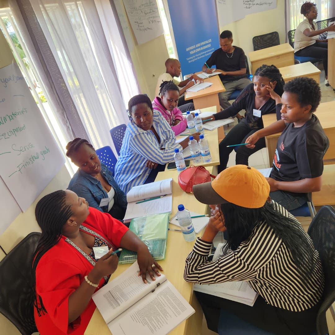 BDF_rw's tweet photo. #Day4 
#DigitalizeYourBusiness group discussions in #Muhanga focused on defining online presence, identifying key components of a strong digital identity, and exploring the benefits of maintaining an effective online presence for business growth. #SIYB #YoungEntrepreneurs #DYB https://t.co/tmXSMkxAHv