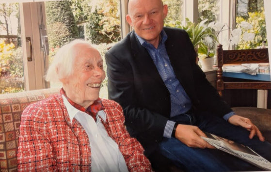 Hoe aardig: oud-collega Dagmare Houniet, archiefmedewerkster bij bijzondere collecties van de universiteitsbibliotheek van de Vrije Universiteit, stuurt me deze foto, een prachtige herinnering aan de vriendschap met Hebe Kohlbrugge (1914–2016). Kwam binnen bij het familiearchief
