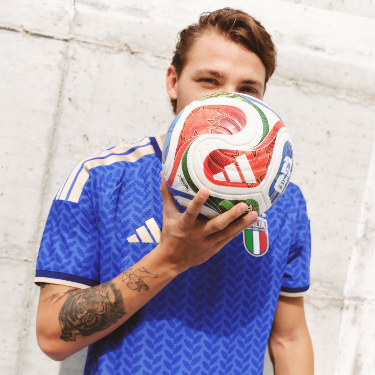 🔥 من أحدث الإضافات

قميص إيطاليا 2026 🇮🇹

بتصميم أزرق فاخر وتفاصيل ذهبية تحتفل بمرور 20 عامًا على إنجاز كأس العالم 🏆

متوفر الآن في متجر فورزا | Forza 

نسخة الجماهير:
🌐 forza-gulf.com/products/italy…
نسخة اللاعبين:
🌐 forza-gulf.com/products/italy…