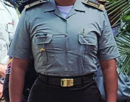 Por favor, <a href="/PoliciaColombia/">Policía de Colombia</a> que la talla de los uniformes de las mujeres de la Policía, sea la correcta.

Desde todo punto de vista, da muy mal aspecto tanto para la agente como para la institución que los uniformes sean tan apretados al cuerpo.