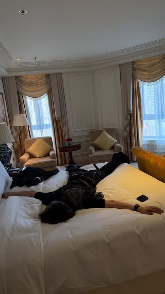 68riu's tweet image. happy birthday to the most charming and adorable baby I know. here&apos;s a picture from our recent vacation where all you did is to sungit and cuddle on me. I am so grateful that you are in this life, and i hope you live the rest of it with me. i love you so much, bub ♥️