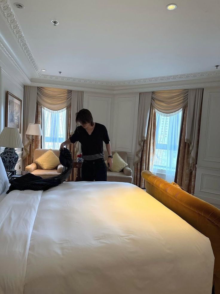 68riu's tweet image. happy birthday to the most charming and adorable baby I know. here&apos;s a picture from our recent vacation where all you did is to sungit and cuddle on me. I am so grateful that you are in this life, and i hope you live the rest of it with me. i love you so much, bub ♥️