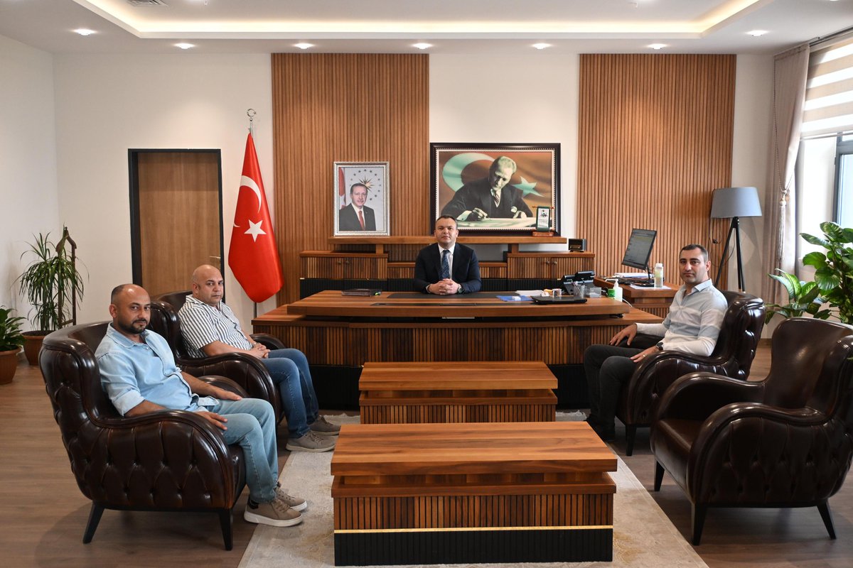 Ceyhan-Yumurtalık TEDAŞ Sorumlusu Mehmet ÇİNÇİK beraberindekilerle birlikte Kaymakamımız Sayın Yakup PAPAKER'i Makamında ziyaret etti.