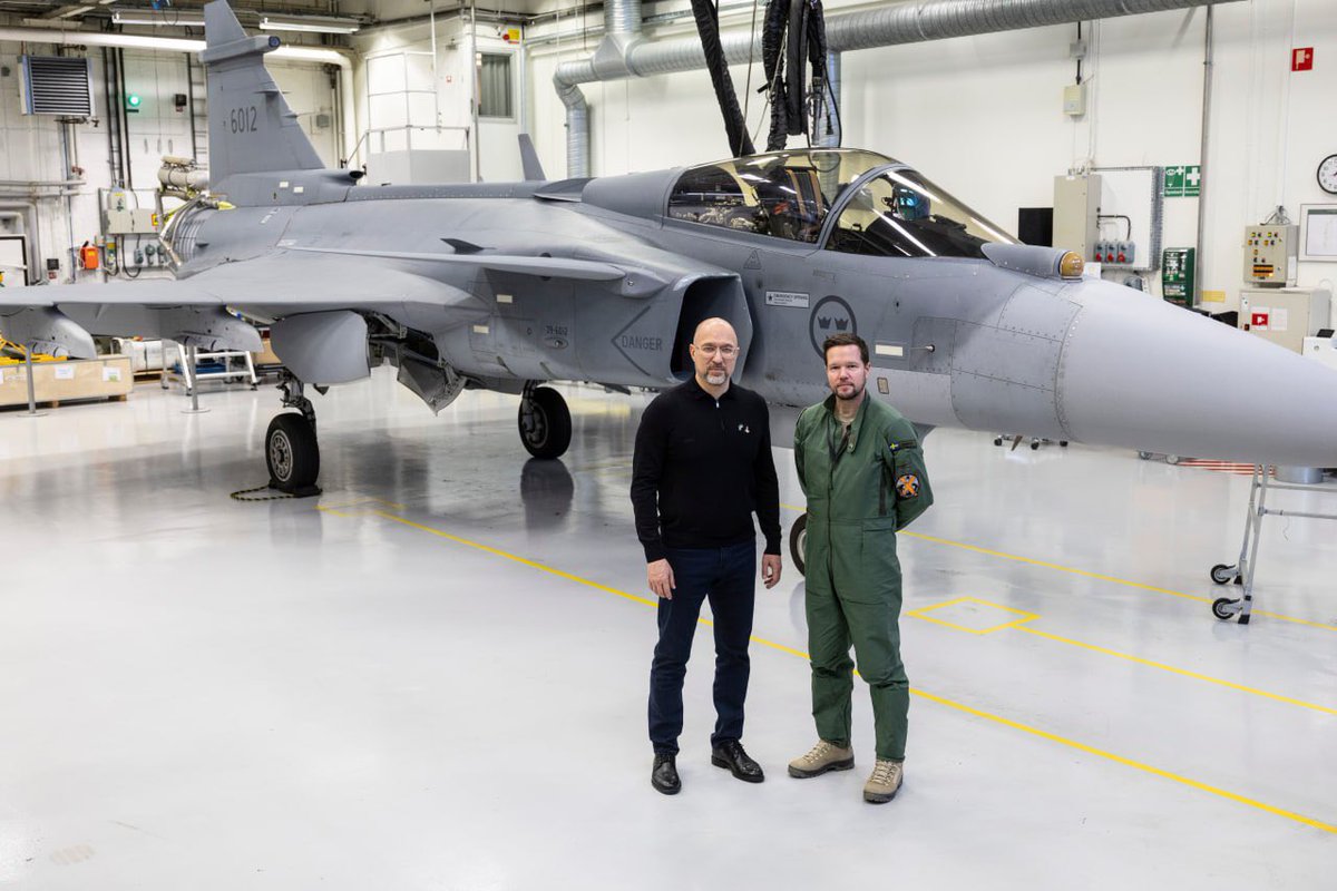 🇺🇦🇸🇪 We continue working on delivering Swedish Gripen fighter aircraft to Ukraine.
In October, President of Ukraine Volodymyr Zelenskyy and Swedish Prime Minister Ulf Kristersson signed agreements that pave the way for transferring the aircraft to Ukraine.
Today, during the visit