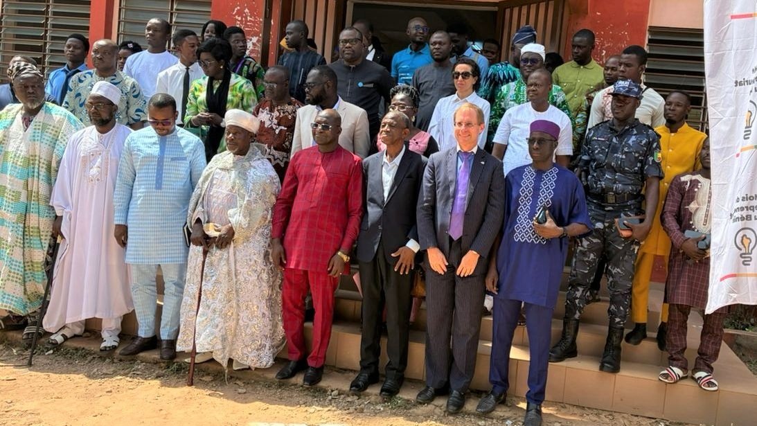 stepha71108's tweet image. J’ai présenté aux étudiants de l’Université de Parakou, les principales étapes de la construction européenne, les différentes institutions qui la composent, le partenariat entre l’🇪🇺 et le 🇧🇯 &amp;amp; les interventions menées au #Bénin avec l’Équipe Europe 🇩🇪🇧🇪🇫🇷🇱🇺🇳🇱.
#PlusFortsEnsemble