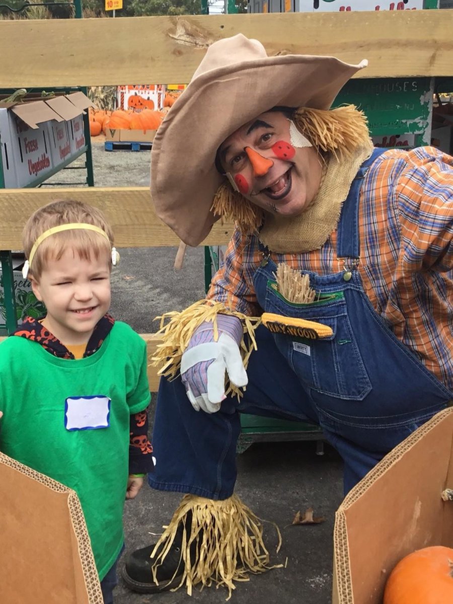 clarkeschools's tweet image. 🌽 Students dove into hands-on activities that strengthened their listening and spoken language (LSL) skills.

From pumpkin picking to hayrides, every moment blended the fun of fall with meaningful learning. 🍂🎒 

#ClarkeLeads #LiveLifewithSound #FallFun #FieldTrip