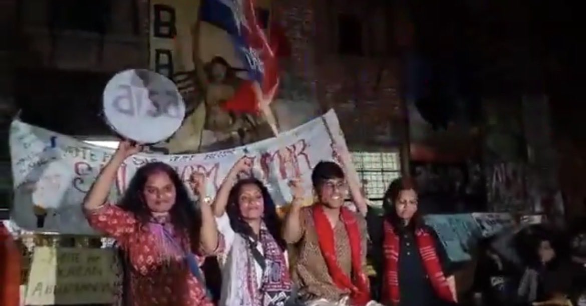 BhojpuriNewsin's tweet photo. जेएनयू चुनाव में चारों पद पर लेफ्ट के उम्मेदवारन के जीत मिलल
अदिति मिश्रा बनली अध्यक्ष

◆ ABVP आपन पिछला साल जीतल एगो सीटो ए बेर हार गइल
◆ के. गोपिका वाइस प्रेसिडेंट बनली, सुनील यादव जनरल सेक्रेटरी बनलें आ दानिश अली ज्वाइंट सेक्रेटरी बनलें

#JNUElection  | #JNUSU https://t.co/RAZjtHZTp4