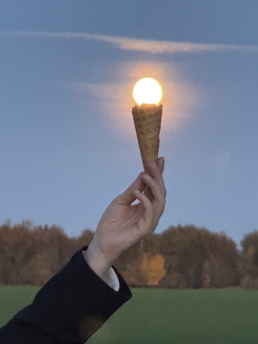 Rostock_Heute's tweet image. Heute ist der fast noch komplette #Vollmond besser zu sehen, Likes gehen an unsere neunjährige Nachwuchsfotografin, die ihn in die #Eis-Tüte gepackt hat #Rostock #Bentwisch