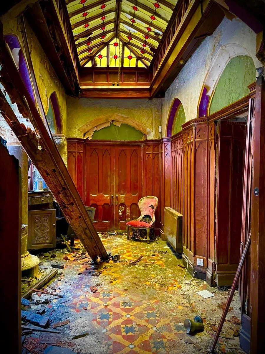 Inside of a abandoned corridor in wales. If the walls could talk…🏚️🏴󠁧󠁢󠁷󠁬󠁳󠁿