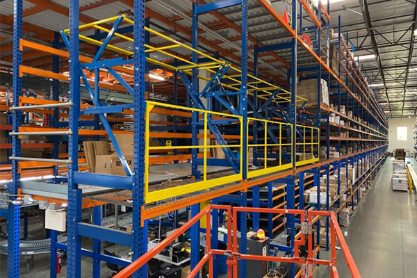 MatHandling247's tweet image. Pallet zones left unprotected put safety at risk. Accidents cost more than you think! Rack Supported Pivot safety gates deliver dual-gate systems for unbeatable safety and flexibility.
#MaterialHandling #Warehouse #RackGates #MezzanineSafetiGates 
materialhandling247.com/product/mezzan…