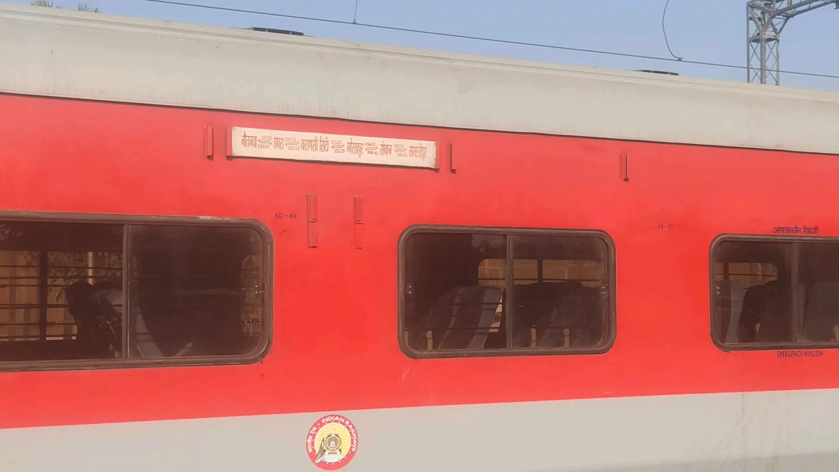 Gopalganj_index's tweet photo. Train 55121/55122 (SV–SPJ) stands idle at #Siwan Jn b/w 12 AM–4 AM, blocking PF 1 for hrs.even though the station already struggles with just 4 PFs. Extending this train to #Thawe will ease operations and hugely benefit people of #Gopalganj @pankajnd02 @dralokksuman @gmner_gkp https://t.co/okb7MKxM1U
