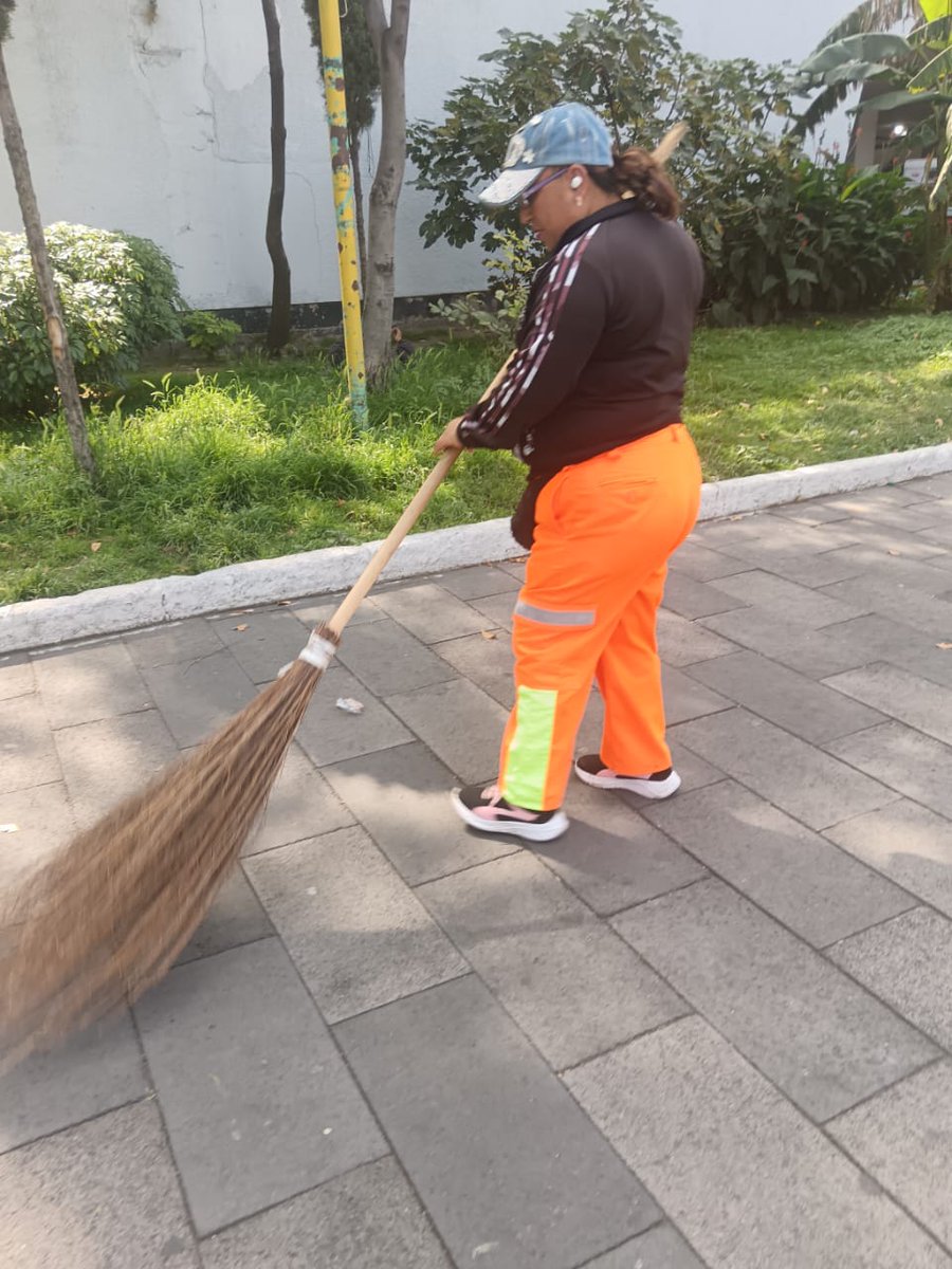 #BuenosDías☀️

La limpieza en los espacios públicos continúa, por ello se realizan labores de barrido en los alrededores de la estación del Metro Fray Servando. ¡Evitemos arrojar basura en la vía pública!🧹🍂

#ServiciosUrbanos 
#Limpia
#VCCercaDeSuGente