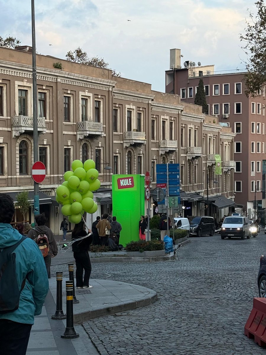 Akaretler’de her yere duvar yazan duvar, kule yazan kule etiketi koymuşlar… peki bu level of delilik nedirr