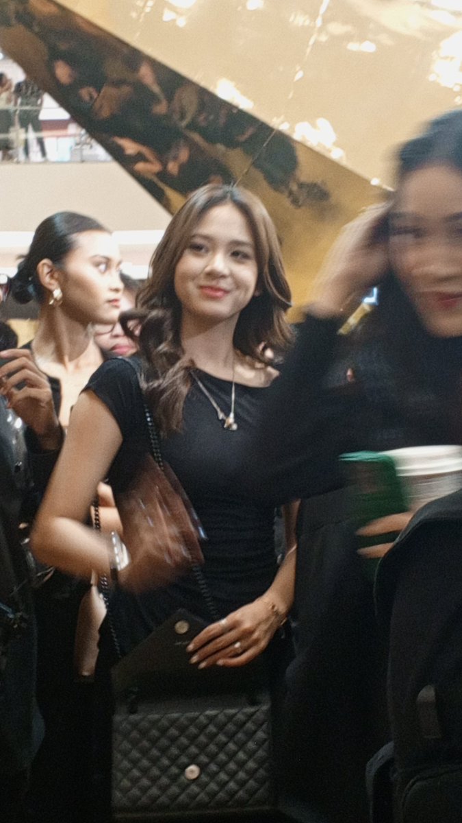 Skarazhr_'s tweet image. wedehh selalu cantik ni anak🫶🏻
@_zeeasadel