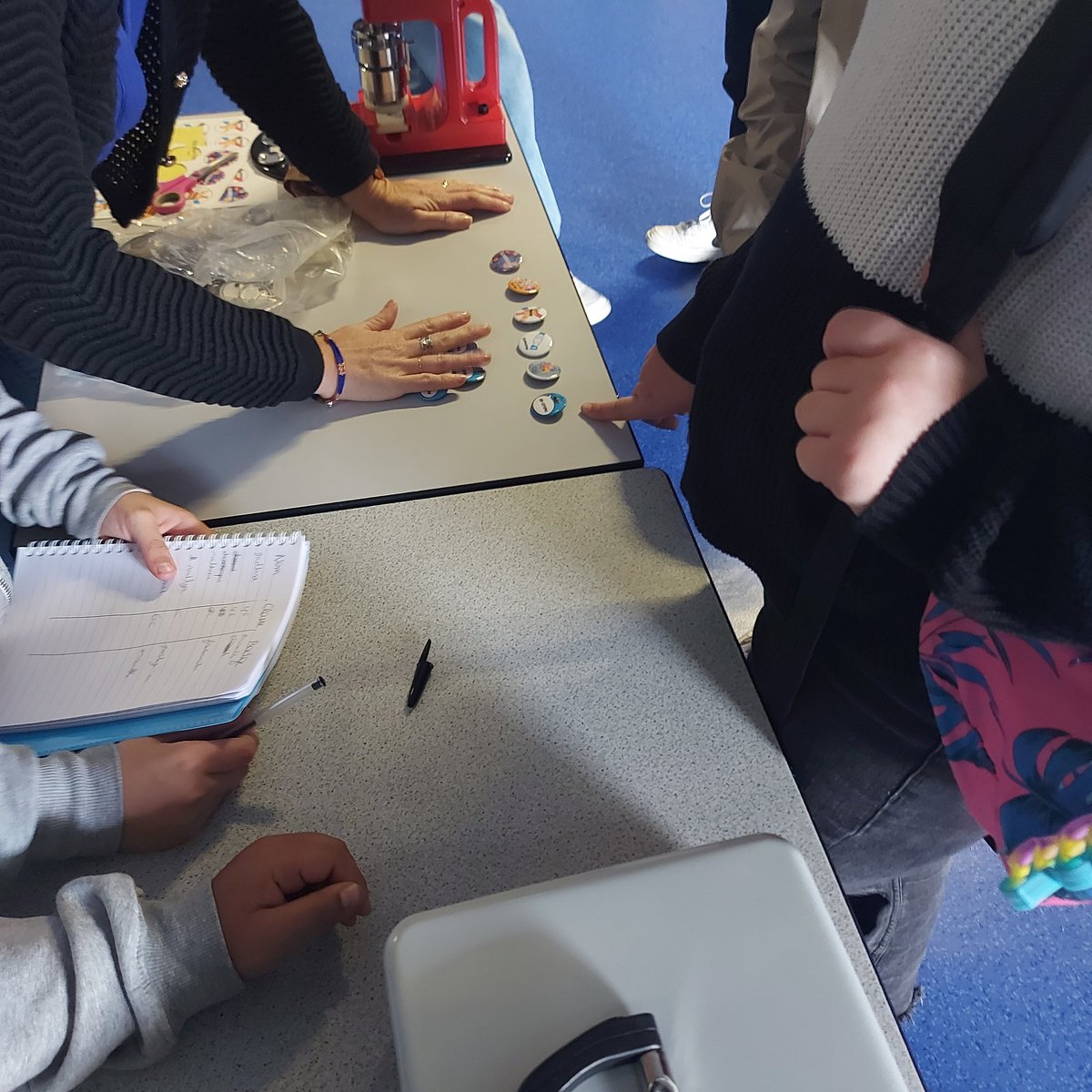 Ensemble, faisons du collège <a href="/LaFayette036/">Collège La Fayette - Châteauroux</a> un lieu de respect, d'entraide et d'écoute #nonauharcèlement
...
- Dress code bleu 🔵
- Messages bienveillants
- Vente de badges 1€ créés par les ambassadeurs #pHARe pour financer des actions solidaires 
<a href="/ac_orleanstours/">Académie d'Orléans-Tours</a>
<a href="/Chateauroux36/">Châteauroux Métropole</a>