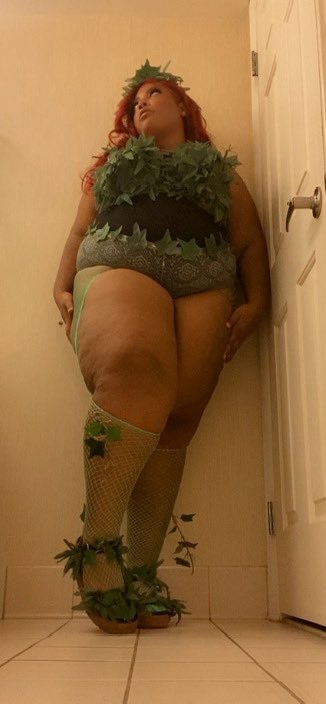 1ParisXXL's tweet photo. Late Halloween post! #PoisonIvy #Halloween2025 https://t.co/tyWiPriYN2
