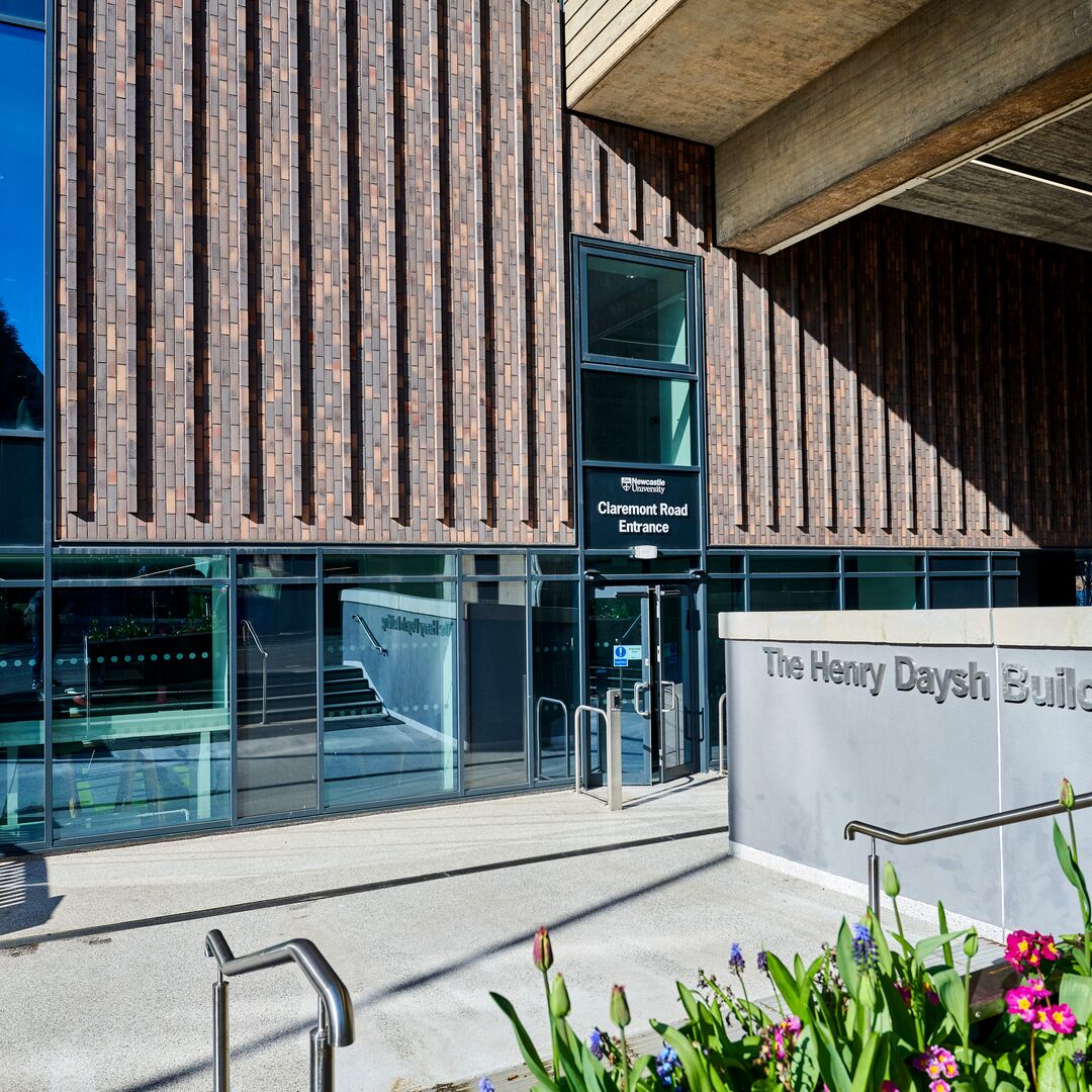 NCLalumni's tweet image. 📸 Then and now 📸

Claremont Tower &amp;amp; Claremont Bridge opened @UniofNewcastle in 1968, and was home to our Department of Geography (as well as a rare paternoster lift!) In 2020, they were refurbished and renamed after the former Head of Geography, Henry Daysh.

#ThrowbackThursday