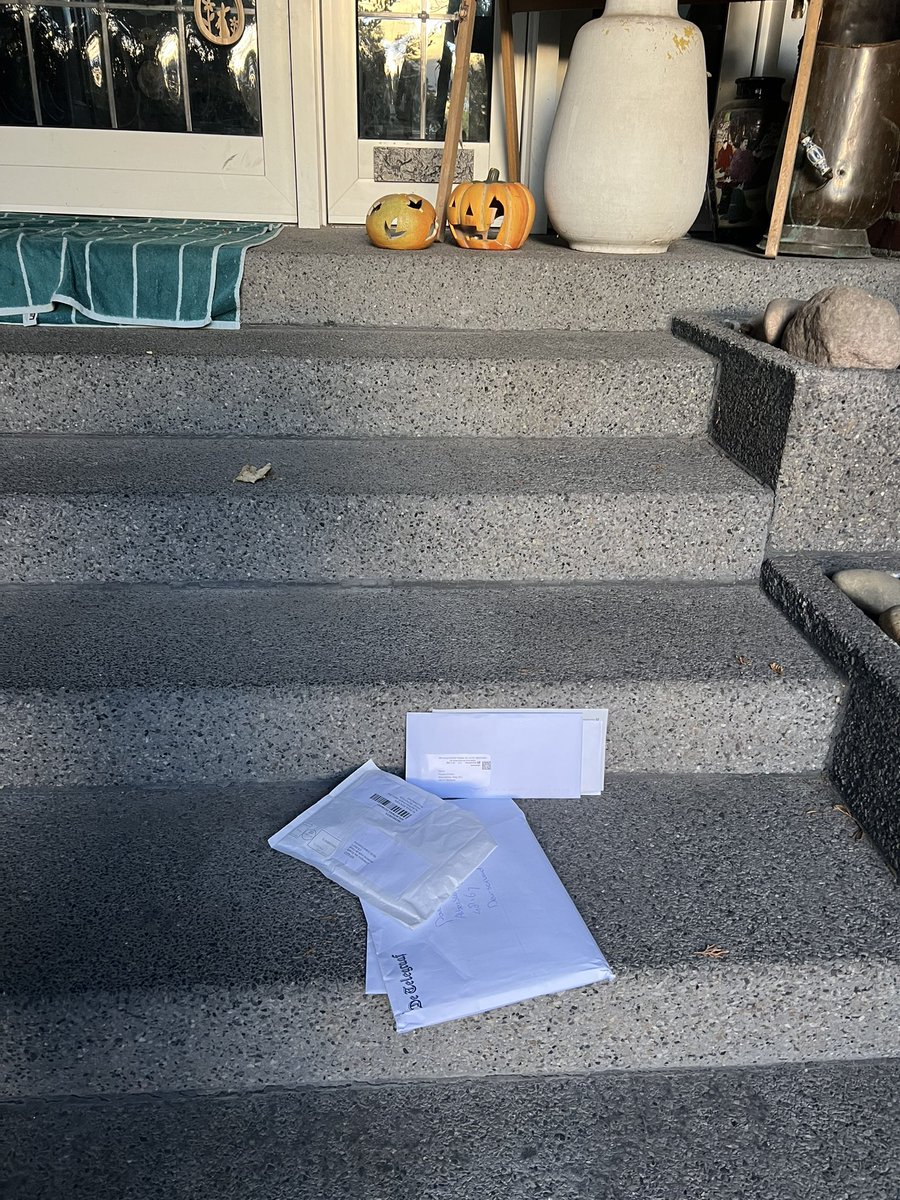 Danke <a href="/DeutschePostDHL/">Deutsche Post und DHL News</a>! Zum dritten Mal innerhalb einen Monat werden Wertsachen ‘auf der Strasse’ geschmissen stat sie anderthalb Meter weiter im Briefschlitz zu schieben. 4 Konzerttickets (400Euro), ein Buch, ein FRA Mautchip und Privatinformationen. Neues Servicekonzept?