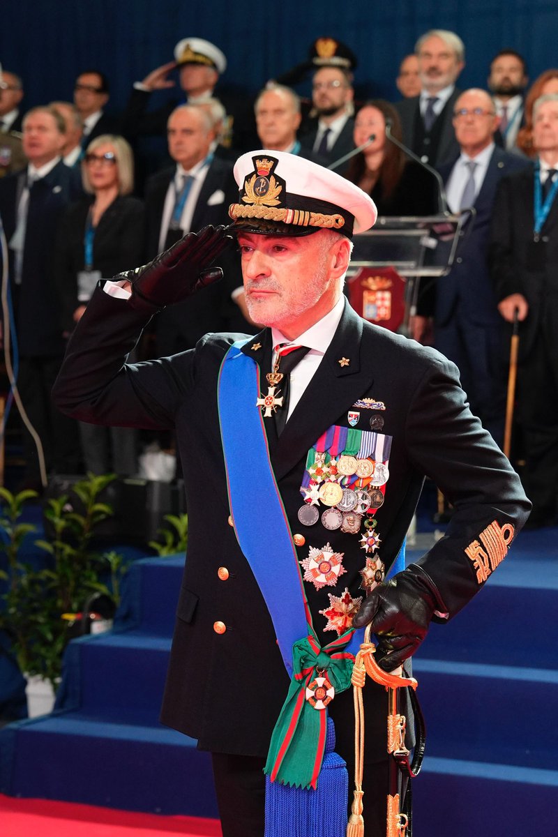 ItalianNavy's tweet photo. #Civitavecchia #6novembre l’Amm. di Squadra Enrico #Credendino: “Lascio oggi il mio incarico con la serenità di chi sa che la Marina è in buone mani, pronta a navigare verso nuovi orizzonti, forte della sua storia e del suo spirito indomito, ben integrata con le forze armate sorelle nel sano spirito interforze, solida nelle sue connessioni con tutto il cluster marittimo, virtuosa nelle sue sinergie con l’industria del settore e con il mondo della ricerca e della sperimentazione. 
All’Ammiraglio Berutti Bergotto e alla Marina Militare buon vento sempre”. 

#ItalianNavy
#IlGrandeEquipaggio
