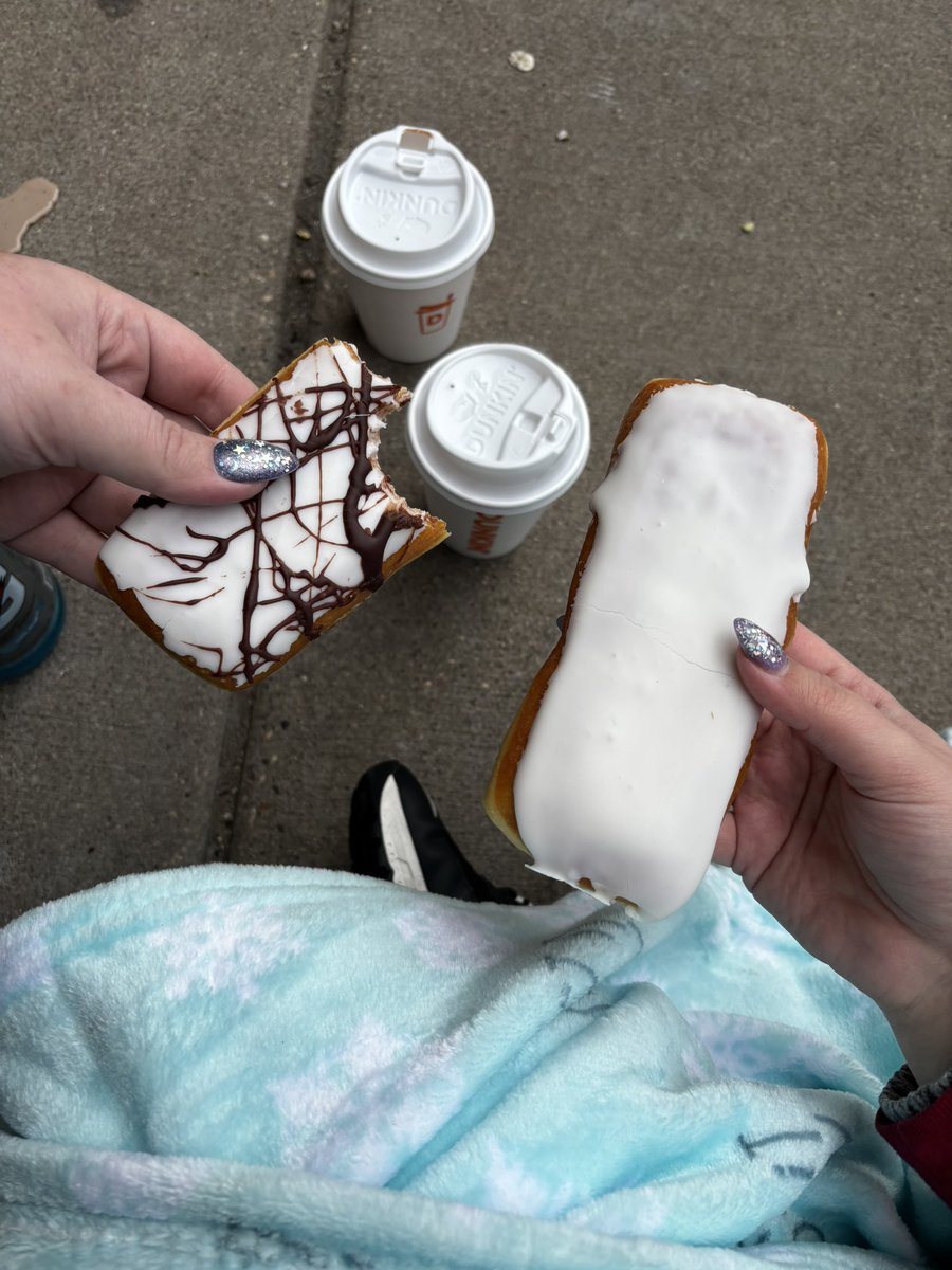 bellsinhfk's tweet photo. thank you halsey for the hot chocolate https://t.co/N65T1E5wtZ