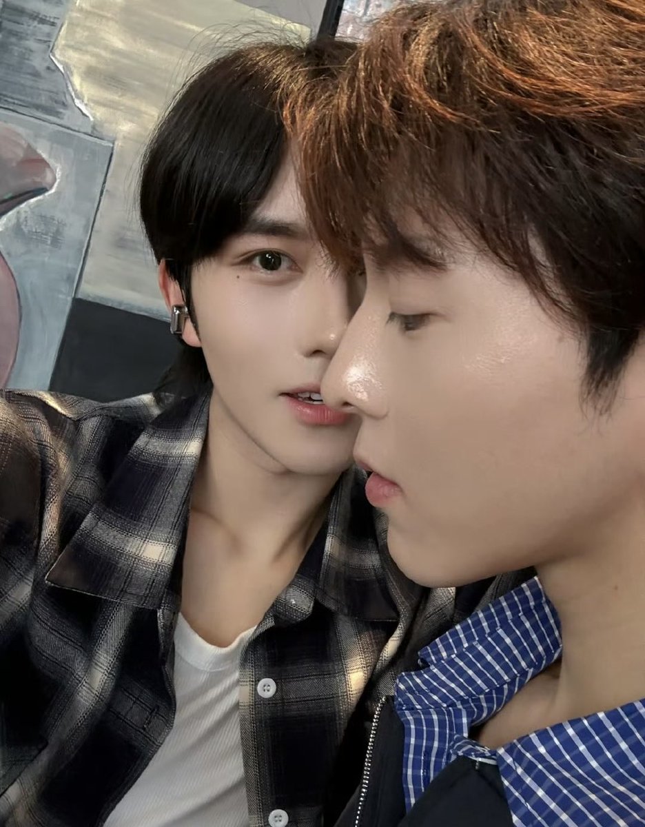 ((( เป็นแค่รูมเมทกันต้องถ่ายรูปมุมนี้เก็บไว้ดูด้วยหรอ ปกติเห็นแต่พวกมีแฟนนะที่ชอบถ่ายอะไรแบบนี้กับแฟน )))