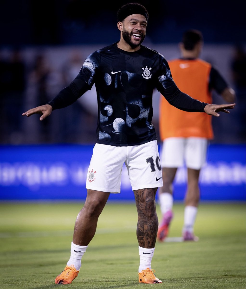 futebol_info's tweet image. A lista de regalias que Memphis Depay possui na suíte em que o Corinthians pediu para o holandês sair:

• Chef exclusivo
• Gerente de relacionamento exclusivo
• TV com tela de 136 polegadas
• Carro blindado
• Motorista 24 horas
• Violão exclusivo
• Agente de segurança
•…