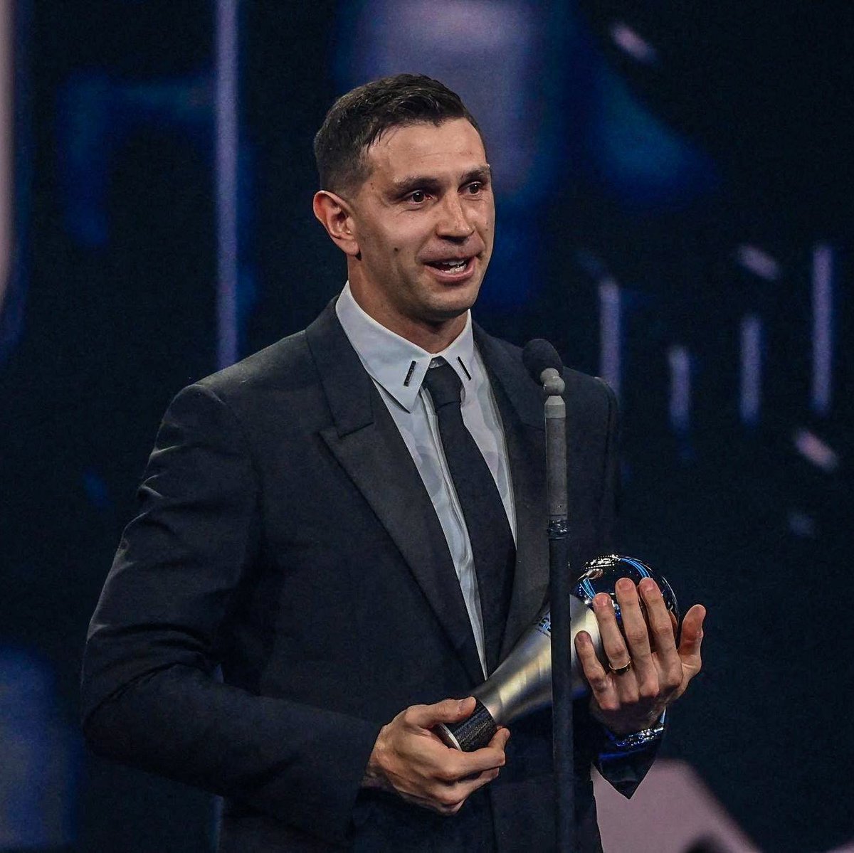giraltpablo's tweet photo. Dibu Martínez 🇦🇷 nominado una vez más al premio FIFA The Best a mejor arquero del mundo en 2025.

🧤 Competirá contra Alisson, Courtois, Donnarumma, Neuer, Raya, Sommer y Szczesny

Es el arquero que MÁS VECES GANÓ EL TROFEO con sus obtenciones en 2022 y 2024 🔝 https://t.co/g9dJ8yVrZC