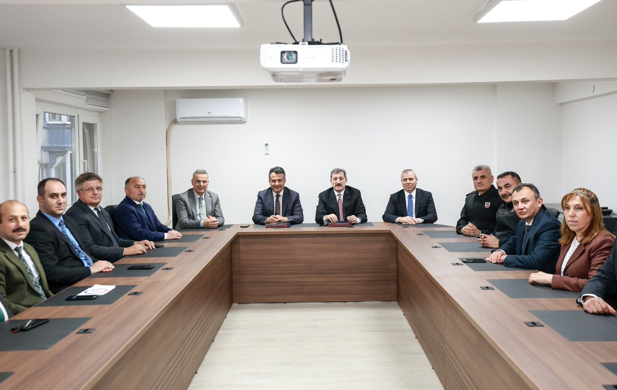 TCSamsunValilik's tweet photo. #Samsun Aile Destek Merkezi (#SADEM) Çalışma Usulleri Protokolü📑

📌Her türlü olumsuz yaşam koşulları ve zararlı alışkanlıklara karşı çocuklarımızın ve gençlerimizin sosyal yaşam becerilerini güçlendirmek için kurulan SADEM’in çalışma usul ve esaslarını kapsayan Samsun Aile Destek Merkezi Çalışma Usulleri Protokolü;

Valimiz Sayın @orhantavli_, Büyükşehir Belediye Başkanı Sayın @halitdoganbsk, İlkadım Kaymakamı/YİKOB Başkanı Abdulkadir Demir, İl Jandarma Komutanı Tuğgeneral Mustafa Bakçepınar, İl Emniyet Müdürü Ahmet Arıbaş, İlkadım Belediye Başkanı İhsan Kurnaz, İl Müftüsü Seyfullah Çakır, Aile ve Sosyal Hizmetler İl Müdürü Kemal Gümrükçü, İŞKUR İl Müdürü Gökhan Dürümlü, Gençlik ve Spor İl Müdürü Feyzullah Dereci, İl Milli Eğitim Müdürü Dr. Murat Ağar, İl Sağlık Müdürü Uzm. Dr. Mustafa Uras, Halk Sağlığı Hizmetleri Başkanı Dr. Hatice Öz, İlkadım İlçe Sağlık Müdürü Dr. Mustafa Kasapoğlu, Yeşilay Samsun Şubesi Başkanı Emre Güneş ve SADEM Koordinatörü Uzm. Dr. Evren Tarım’ın katılımıyla imzalandı.✍️

📌Çocuklarımızın ve gençlerimizin sosyal uyum ve yaşam becerilerinin geliştirilerek toplum temelinde her türlü zararlı alışkanlığın önlenmesi ve bu alandaki  hizmetlere (ihtiyaç analizi, psikososyal destek, sosyal yaşamı güçlendirme, eğitim, sağlık rehberlik vb.) yönelik uygulanacak çalışmalara ilişkin tüm tarafların karşılıklı hak ve sorumluluklarını düzenleyen protokolün toplum sağlığı alanında iyileşmelerin sağlanması çalışmalarına büyük bir katkı sağlayacağına inanıyor; şehrimiz ve hemşehrilerimiz için hayırlı olmasını temenni ediyoruz.