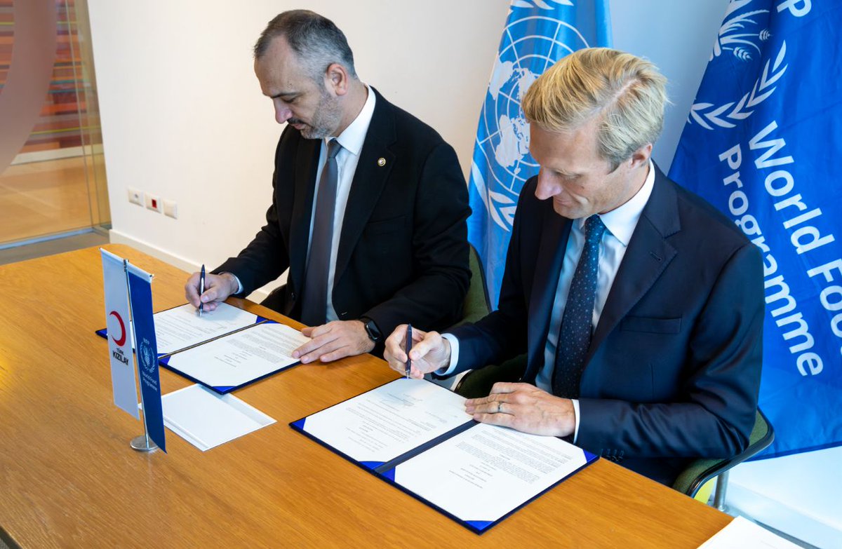 Türk Kızılayı ile Dünya Gıda Programı arasındaki işbirliğini güçlendirecek Mutabakat Zaptı, Roma’da düzenlenen törende, <a href="/Kizilay/">Türk Kızılay</a> Genel Müdürü Alper Küçük ve <a href="/WFP/">World Food Programme</a> İcra Direktörü Yardımcısı Carl Skau tarafından imzalandı.