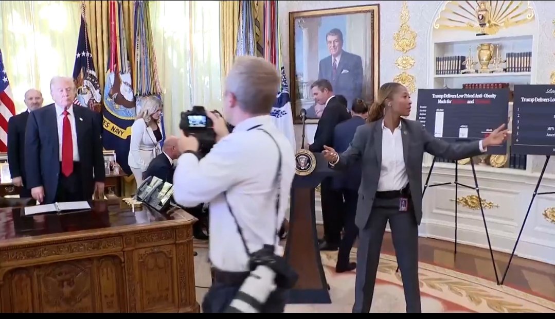 <a href="/RpsAgainstTrump/">Republicans against Trump</a> This guy just shot the most accurate photo of Donald Trump ever captured.