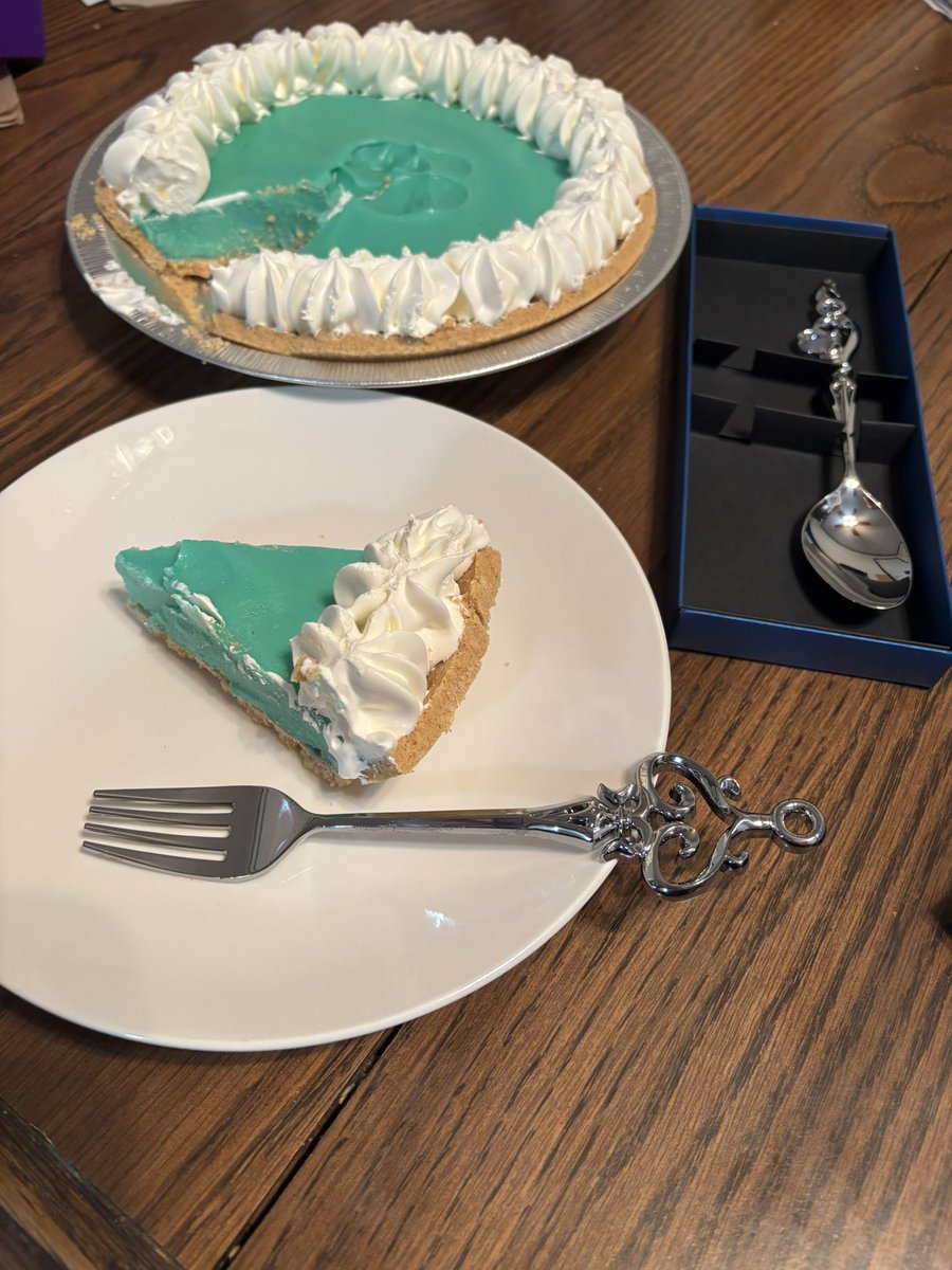 I only use the Ouro Kronii 2025 birthday cutlery on special occasions. I think Baja Blast Pie is one of them