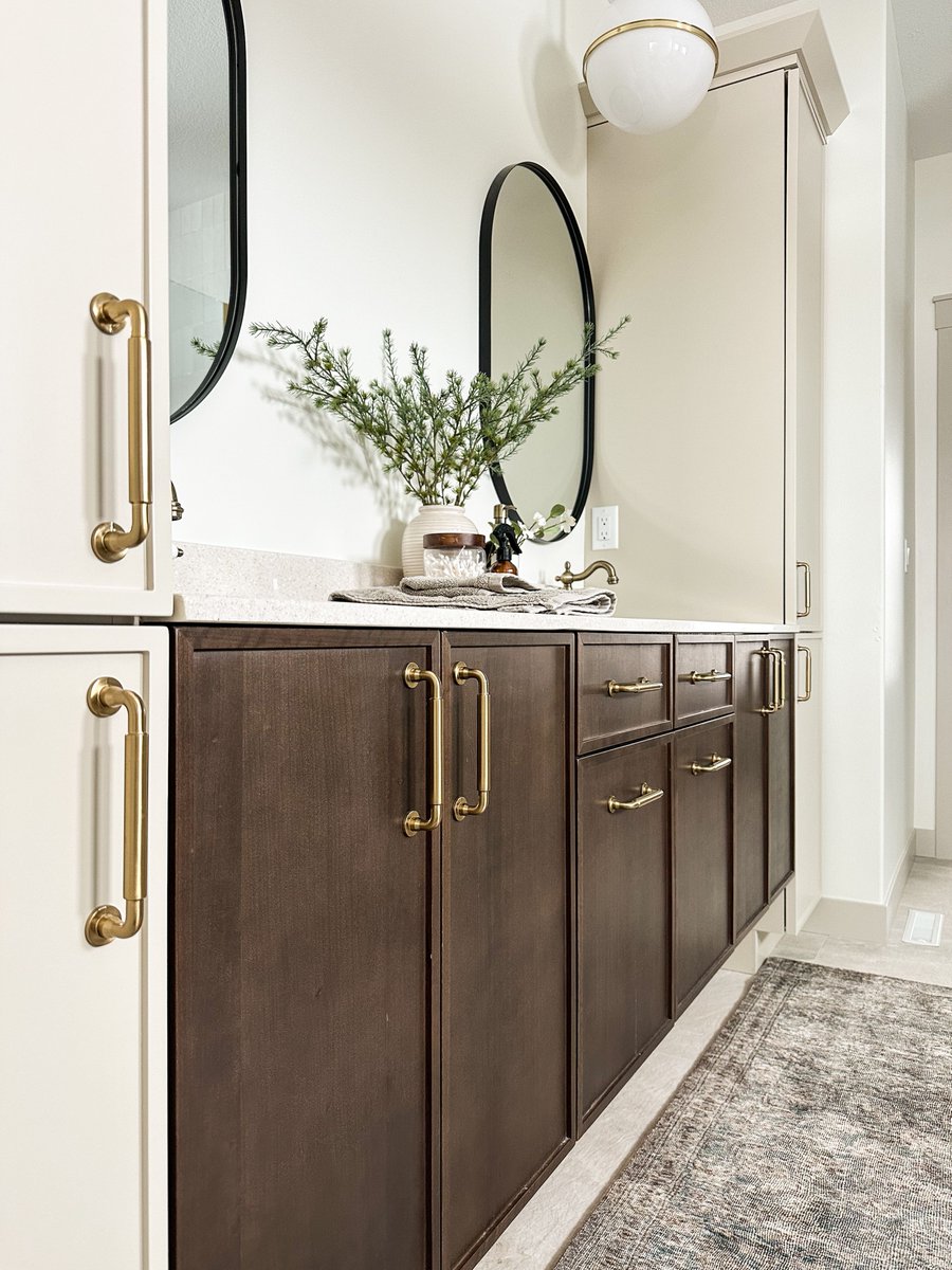 TopKnobs's tweet image. #TopKnobsMostLoved – Lily Pull  

Capture the essence of refined style with the Lily pull. ✨ 
Featuring an elegant, transitional shape inspired by a ballet bar, Lily brings endless design possibilities and timeless sophistication to spaces.

📸: Hill House Diaries