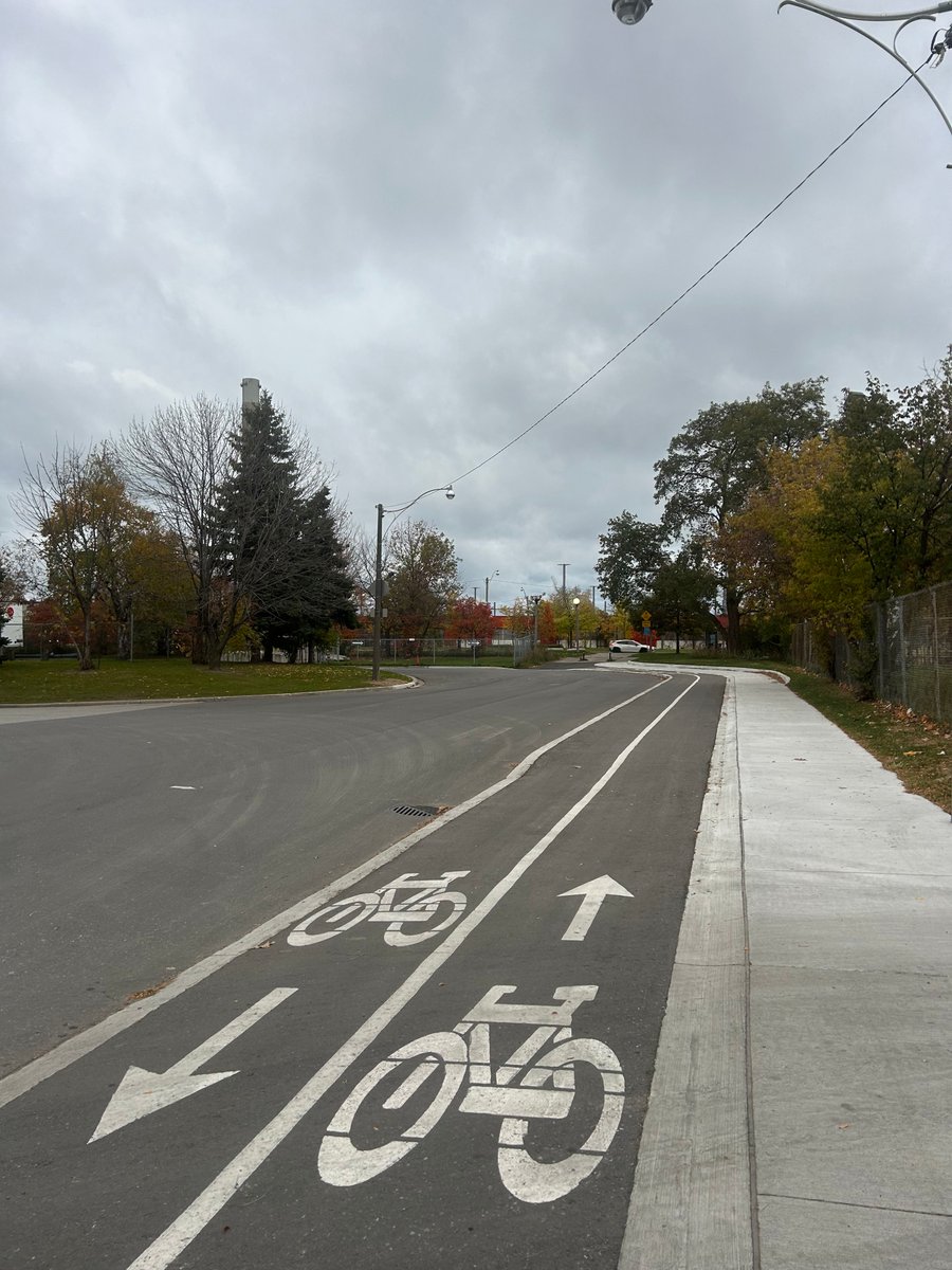 A two-way cycle track has been constructed on Knox Avenue between Eastern Avenue and Lake Shore Boulevard East. This bikeway fills a gap between the existing Knox Avenue contra-flow bike lane north of Eastern Avenue and the Lake Shore Boulevard East Trail. toronto.ca/services-payme…