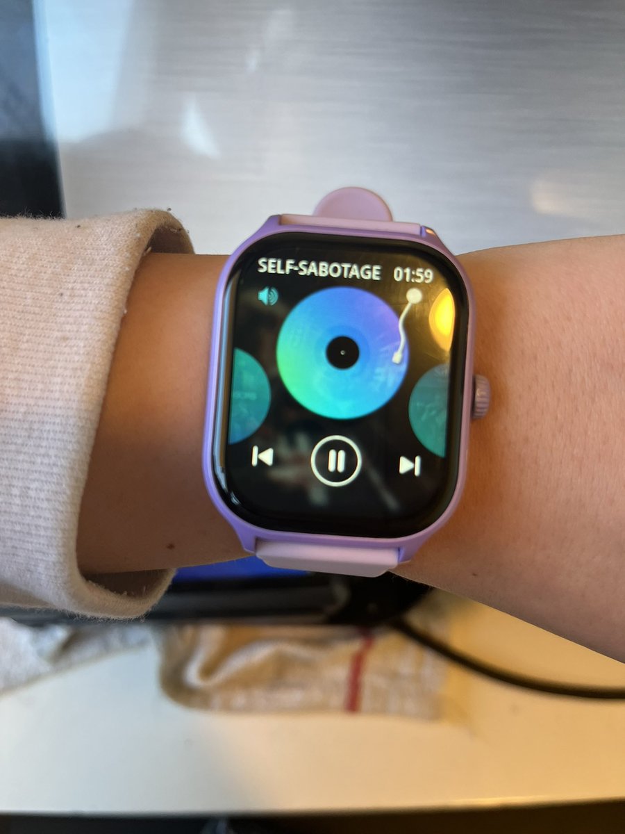 underscorechey's tweet image. Me at work be like